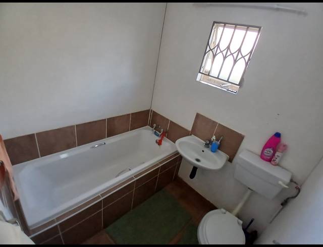2 BEDROOM HOUSE FOR SALE IN STRETFORD